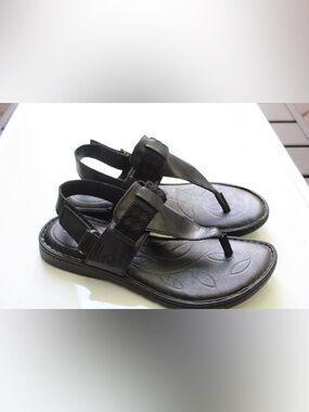 Born sandals